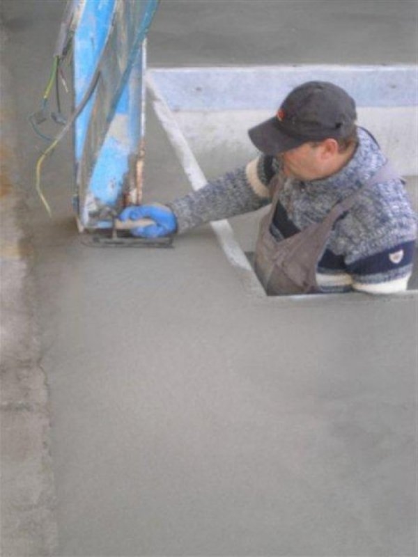 afwerken betonvloer met de hand